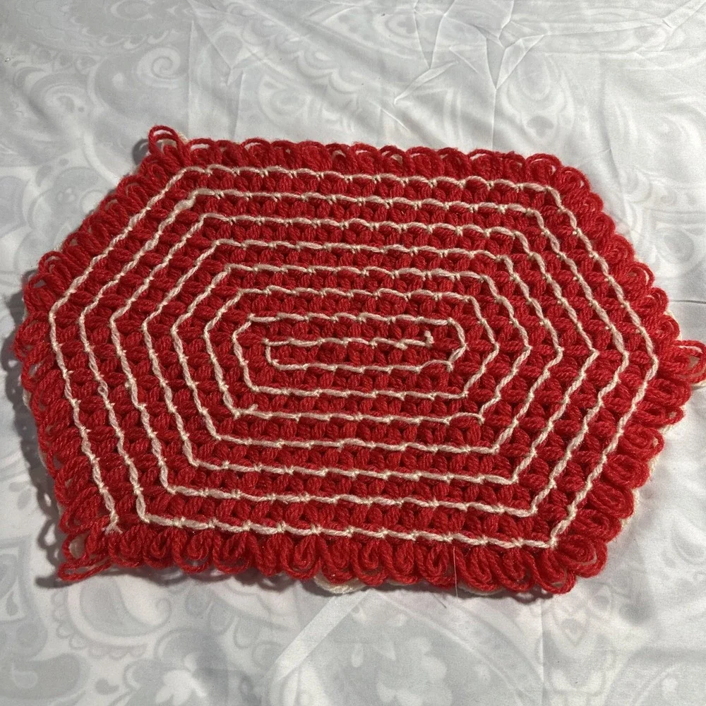 Vintage Red & White Floral Crochet Yarn Table Mat Doily Christmas‎ Poinsettias